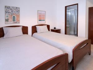 AlpiarçaにあるHospedaria Portuguesaの部屋に並んで置かれた2つのベッド +35枚の写真