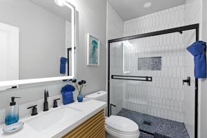 Bilik mandi di Waterfront Luxury Mins To Beach & Spacex Views +46 gambar
