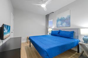 Katil atau katil-katil dalam bilik di Waterfront Luxury Mins To Beach & Spacex Views