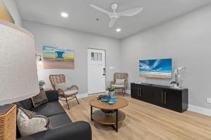Televisyen dan/atau pusat hiburan di Waterfront Luxury Mins To Beach & Spacex Views