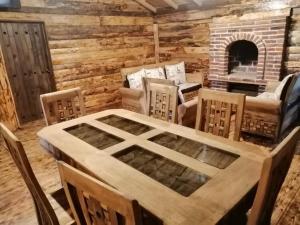 a wooden table and chairs in a room with a fireplace at cabañas cruz verde in Pinal de Amoles