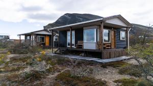 een tiny house met een berg op de achtergrond bij Cabañas Sierra Dorotea in Puerto Natales