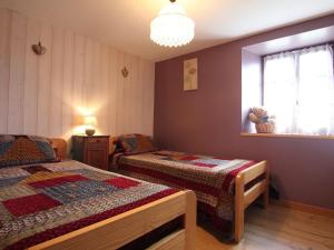 Katil atau katil-katil dalam bilik di Gîte spacieux et rénové avec équipements modernes, terrasse et vaste jardin près de Gévaudan et Margeride - FR-1-582-301