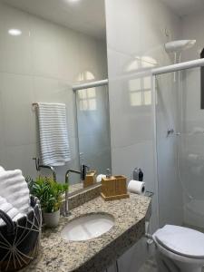 a bathroom with a sink and a toilet at Casa no centro in Miguel Pereira