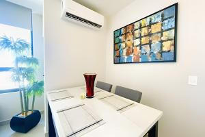 een kamer met een witte tafel en een schilderij aan de muur bij Incredible 2Br Apt BBQ Arena Mty in Monterrey