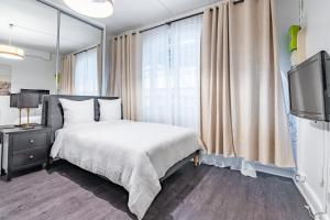 a bedroom with a bed and a television in it at Chic Studio - Rivoli in Paris