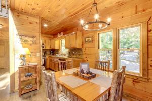 Un comedor con una mesa y una cocina. en Blue Ridge Cabin with Hot Tub, Fire Pit, and Game Room, en Cherry Log 31 fotos más
