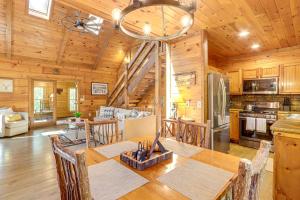 comedor y cocina en una cabaña de madera en Blue Ridge Cabin with Hot Tub, Fire Pit, and Game Room, en Cherry Log
