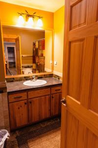 Un baño con lavabo y un espejo grande. en Oak at Pine Cone Lodge - 1 large bedroom, en Park Rapids 17 fotos más