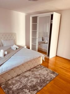 Ένα ή περισσότερα κρεβάτια σε δωμάτιο στο Apartamente B&K