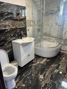 Ένα μπάνιο στο Apartamente B&K