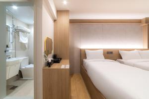 a small bedroom with a bed and a bathroom at Hi Stay Jongno in Seoul