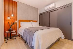 1 dormitorio con 1 cama grande y mesa auxiliar en R211 Loft with large balcony, infinity pool and spa, en Estación El Salto 12 fotos más