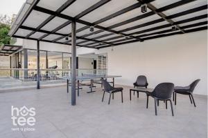 - Mesa de ping pong y sillas en la habitación en R211 Loft with large balcony, infinity pool and spa, en Estación El Salto