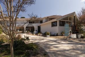una casa con un cartel delante en Kyah, en Blackheath