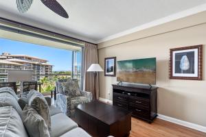 Телевизор и/или развлекательный центр в OUTRIGGER Honua Kai Resort and Spa