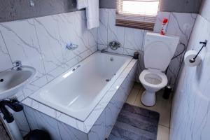 Un baño de Precious Guest House