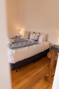 Un dormitorio con una cama con almohadas encima. en Bicheno Beach House, en Bicheno