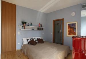 una camera con un grande letto di Agriturismo Gallegati a Faenza