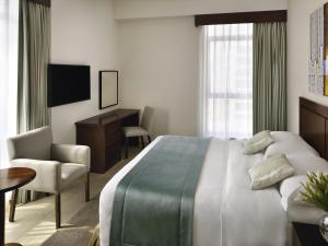 Una cama o camas en una habitación de Mövenpick Hotel & Apartments Bur Dubai 146 fotos más