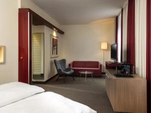 TV a/nebo společenská místnost v ubytování Mövenpick Hotel Münster am Aasee