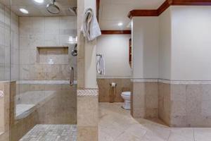 une salle de bain avec douche et toilettes dans l'établissement Vail Lion Square 401N, à Vail 14 autres photos