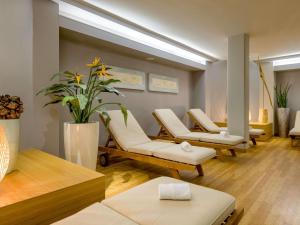 Posezení v ubytování Mövenpick Hotel Amsterdam City Centre