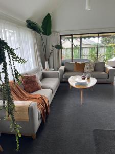 Posezení v ubytování Stunning Sun Filled Home