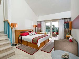 ein Schlafzimmer mit Bett und ein Wohnzimmer in der Unterkunft Movenpick Resort & Spa El Gouna in Hurghada + 108 Fotos