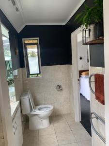 Koupelna v ubytování Stunning Sun Filled Home + 12 fotografií