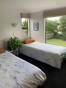 Postel nebo postele na pokoji v ubytování Stunning Sun Filled Home