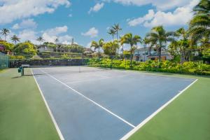 una pista de tenis con palmeras al fondo en Poipu Sands by OUTRIGGER, en Koloa 2 fotos más