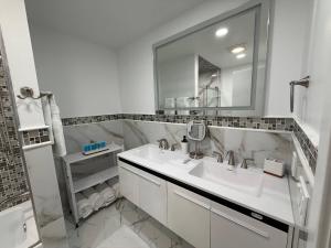 Highland LakesTop Luxe Oasis -Ski, Hike, Firepit, Spa, Golf的一间白色浴室，配有洗手池和镜子。 更多65张照片