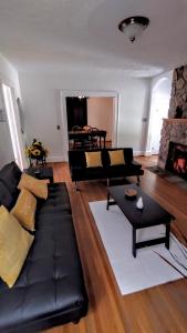 TV a/nebo společenská místnost v ubytování Wytheville Comfort Home