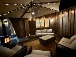 Highland LakesTop Luxe Oasis -Ski, Hike, Firepit, Spa, Golf的客厅配有沙发、桌子和灯