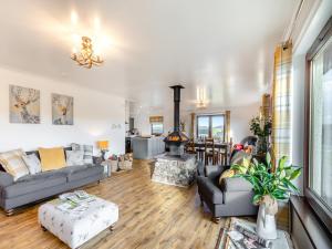 Una sala de estar con un sofá y una chimenea. en Towford Farm Bungalow, en Jedburgh