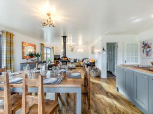 Η κουζίνα ή μικρή κουζίνα στο Towford Farm Bungalow