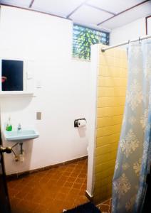 un baño con ducha y lavabo en Rancho Mayayi Beach house, en San Miguel