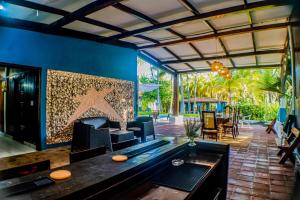 Una sala de estar con una estrella de mar en la pared. en Rancho Mayayi Beach house, en San Miguel