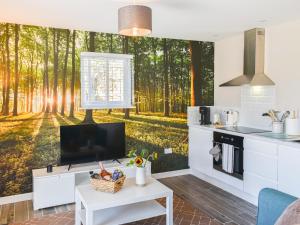 een keuken met een muurschildering bij Oak - Uk50462 in Alvington