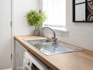 Kuchyň nebo kuchyňský kout v ubytování Hilltop Apartment 8 - Uk50600