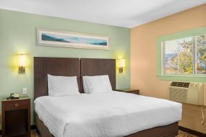 a bedroom with a large bed and a window at GreenTree Suites Eagle / Vail Valley in Eagle +64 photos