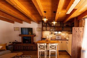 Nhà bếp/bếp nhỏ tại Family friendly house with a swimming pool Basina, Hvar - 23475