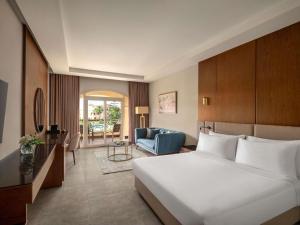 Postel nebo postele na pokoji v ubytování Mövenpick Hotel Cairo - Media City + 96 fotografií