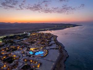 z góry widok na plażę w nocy w obiekcie Movenpick Resort El Quseir w mieście Al-Kusajr