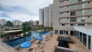 Bazén v ubytování Resort Evian Thermas Residence nebo v jeho okolí