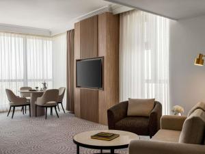 TV a/nebo společenská místnost v ubytování Movenpick Hotel & Residences Hajar Tower Makkah + 200 fotografií