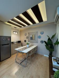 a living room with a table and a kitchen at Roswad Homestay University Condo Apartment Phase 2 in Kota Kinabalu