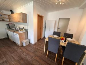 a kitchen and dining room with a table and chairs at Eickhof Günter Eickhof Ferienwohnung - Ferienhof Günter in Eickhof