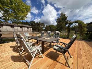 a wooden deck with a table and four chairs at Eickhof Günter Eickhof Ferienzimmer - Ferienhof Günter in Eickhof